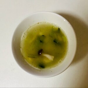 豆腐と油揚げとぶなしめじのお味噌汁